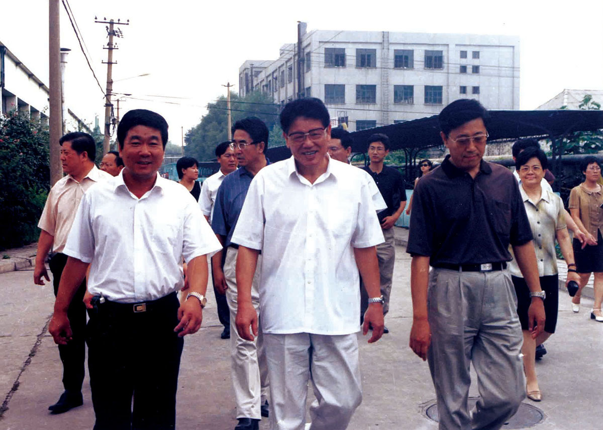 2002年(nián)7月(yuè)24日(rì),李鐵(tiě)映同志(zhì)來(lái)我公司視(shì)察 2002年(nián)7月(yuè)24日(rì),李鐵(tiě)映同志(zhì)來(lái)我公司視(shì)察