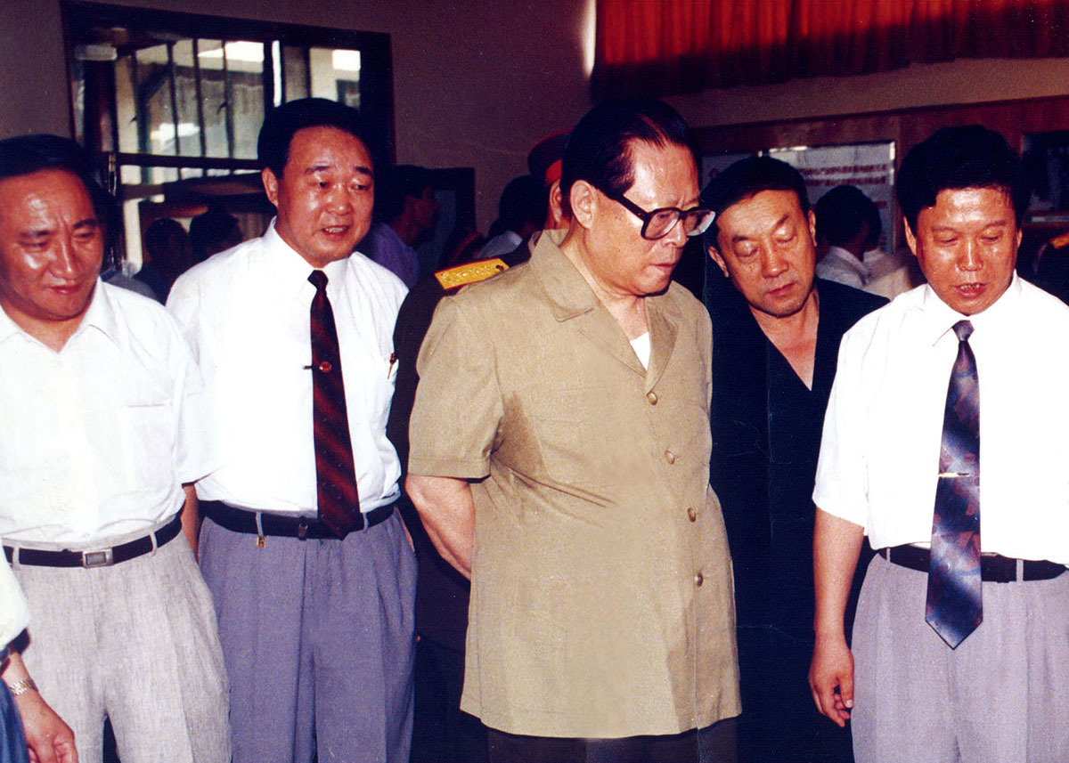 1996年(nián),江澤民(mín)同志(zhì)來(lái)我公司視(shì)察 1996年(nián),江澤民(mín)同志(zhì)來(lái)我公司視(shì)察