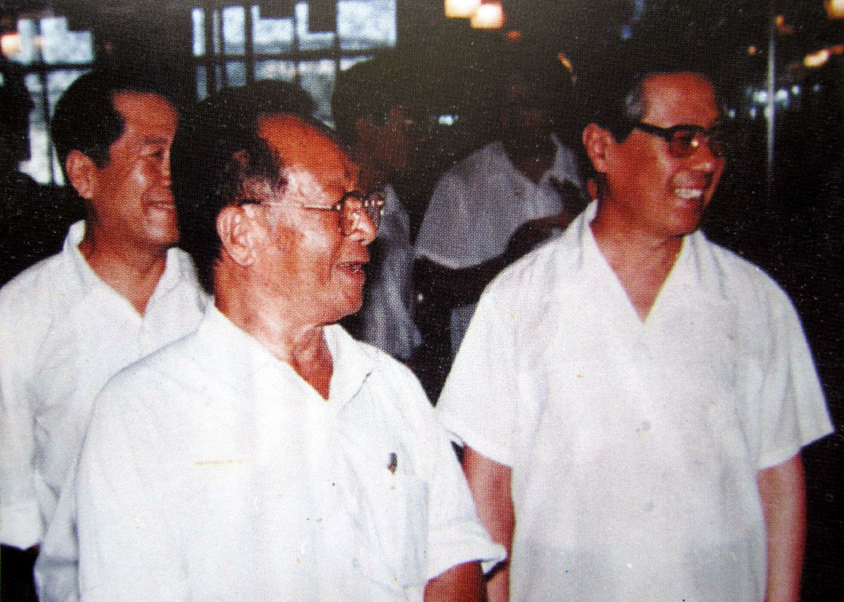 1987年(nián)8月(yuè)9日(rì),國(guó)務院副總理(lǐ)吳學謙視(shì)察唐山(shān)陶瓷公司。 1987年(nián)8月(yuè)9日(rì),國(guó)務院副總理(lǐ)吳學謙視(shì)察唐山(shān)陶瓷公司。