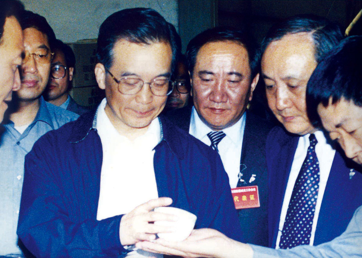 2000年(nián)5月(yuè)21日(rì),溫家(jiā)寶同志(zhì)來(lái)我公司視(shì)察 2000年(nián)5月(yuè)21日(rì),溫家(jiā)寶同志(zhì)來(lái)我公司視(shì)察