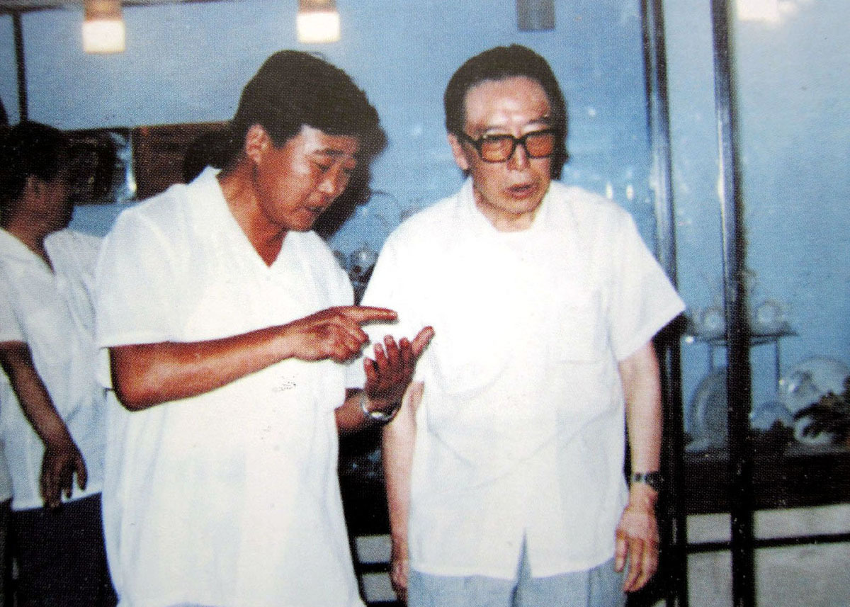 1987年(nián)8月(yuè)9日(rì),國(guó)務院副總理(lǐ)吳學謙視(shì)察唐山(shān)陶瓷公司 1987年(nián)8月(yuè)9日(rì),國(guó)務院副總理(lǐ)吳學謙視(shì)察唐山(shān)陶瓷公司