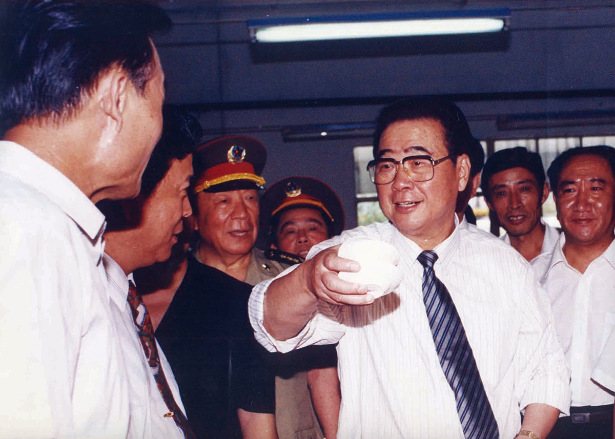 1996年(nián)7月(yuè)28日(rì),李鵬同志(zhì)、吳邦國(guó)同志(zhì)來(lái)我公司視(shì)察 1996年(nián)7月(yuè)28日(rì),李鵬同志(zhì)、吳邦國(guó)同志(zhì)來(lái)我公司視(shì)察